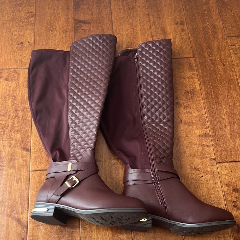 Annabeth Quilted Flat Boots Size 9